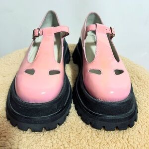 🩷🩷🩷 Baby pink patent leather chunky mary Jane’s by Jeffrey Campbell. Size 6.